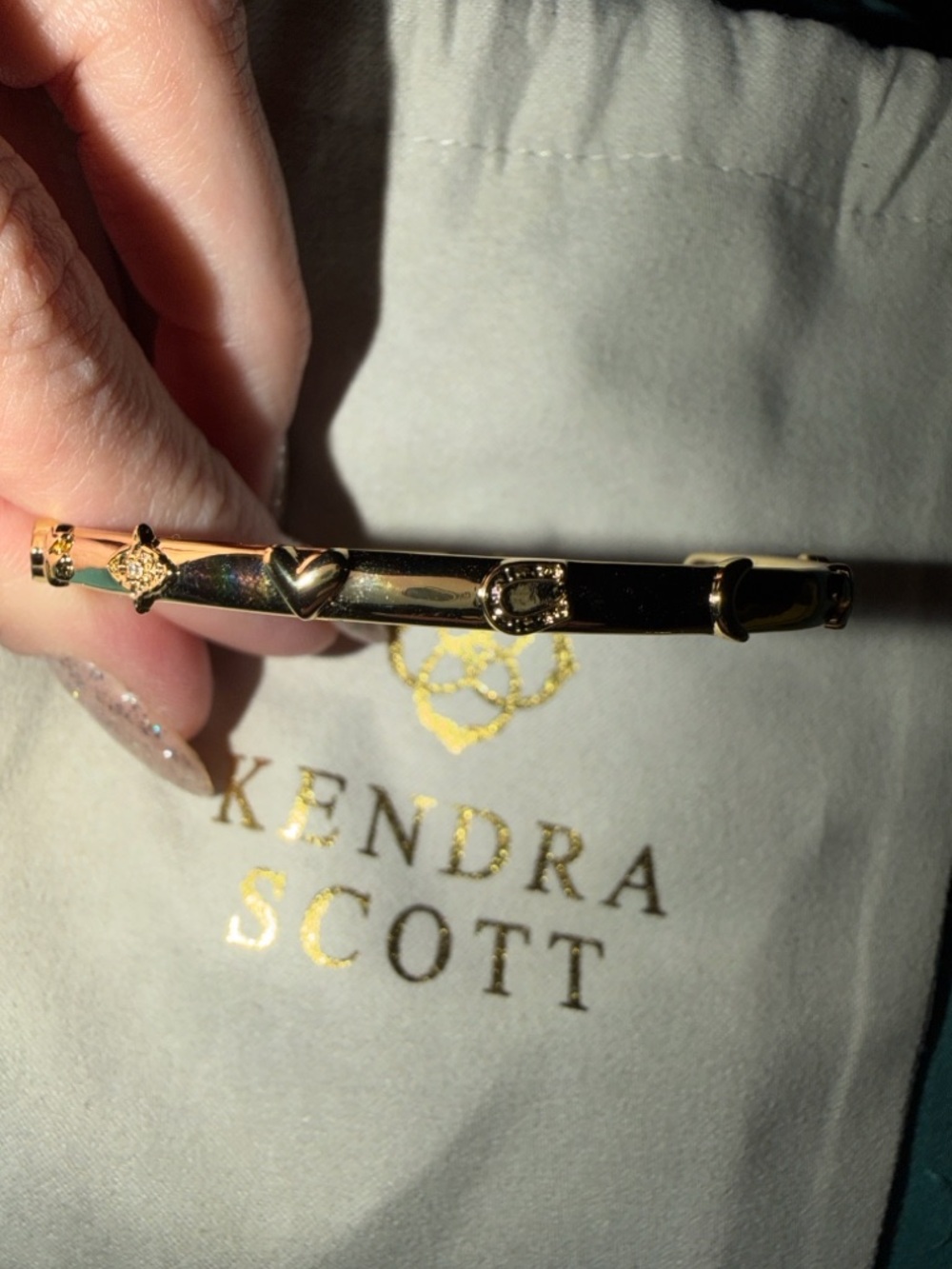 NWT S/M Kendra Scott Gold Metal Decorative Hinged Bracelet - Picture 3 of 4